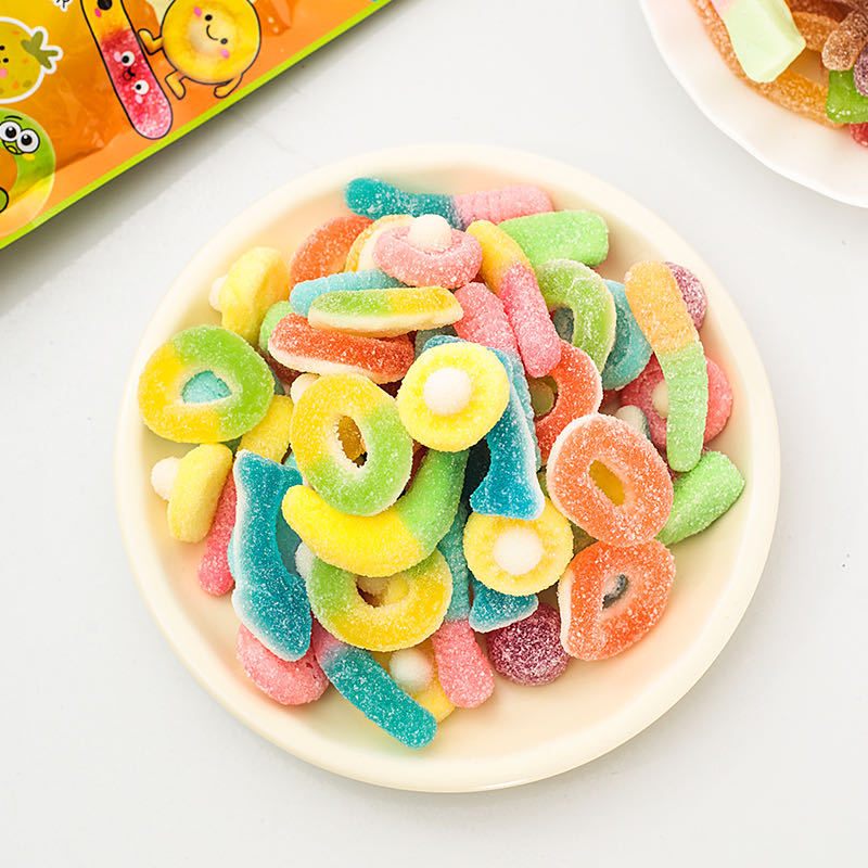 【🍬 年貨C位，酸甜來襲！】 懷舊酸砂橡皮糖，多種造型一次擁有，承包全家人的歡樂零食時光！  還在煩惱年貨要買什麼零嘴？ 想找回童年時光，那酸到皺眉又忍不住微笑的滋味？ 你需要這罐「酸甜魔法」，喚醒所有人的快樂記憶！