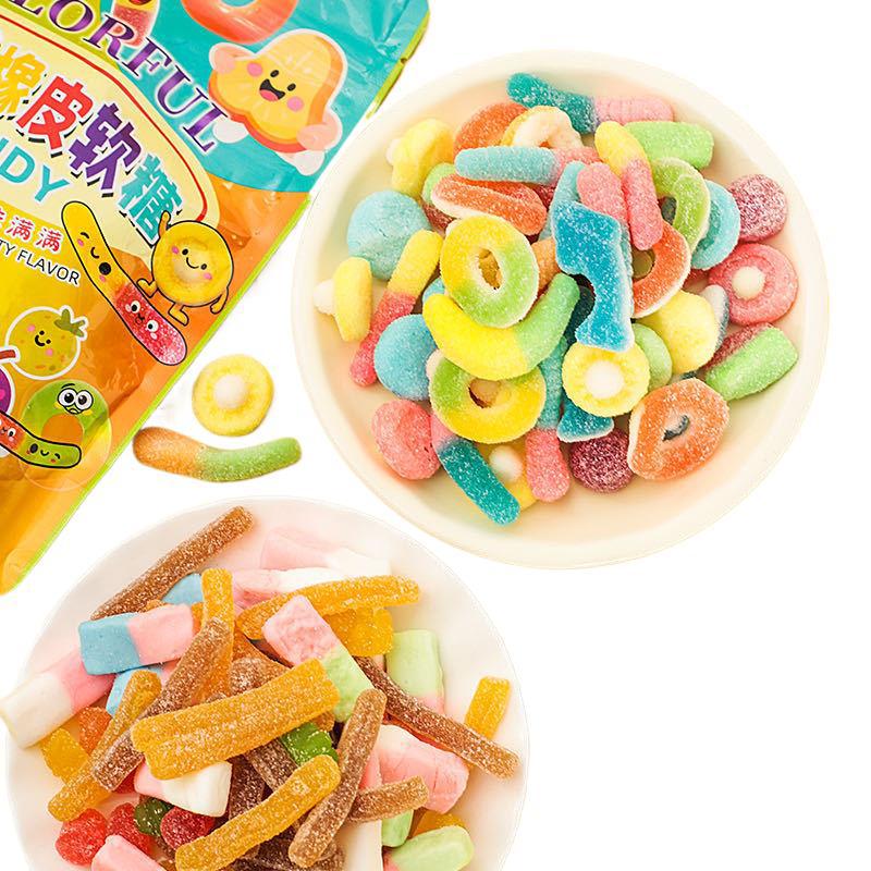 【🍬 年貨C位，酸甜來襲！】 懷舊酸砂橡皮糖，多種造型一次擁有，承包全家人的歡樂零食時光！  還在煩惱年貨要買什麼零嘴？ 想找回童年時光，那酸到皺眉又忍不住微笑的滋味？ 你需要這罐「酸甜魔法」，喚醒所有人的快樂記憶！